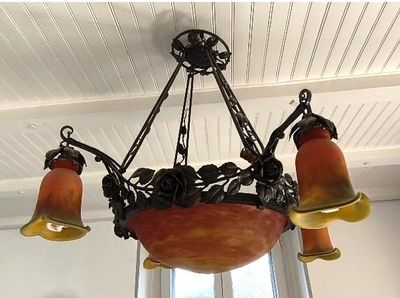 un lustre suspendu au plafond d'une pièce