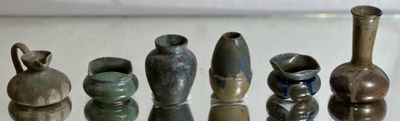 de nombreux vases posés sur une table en verre