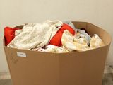 une boîte en carton contenant beaucoup de vêtements