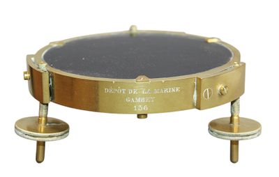une plaque en laiton surmontée d'un verre noir