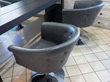 deux chaises placées devant une table