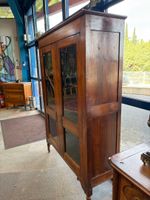 Bibliothèque en bois naturel mouluré ouvrant par deux portes… (photo 5)