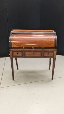 une image représentant un petit bureau en bois muni de tiroirs