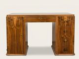 une image représentant un bureau en bois muni de tiroirs