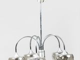 Lustre chromé à trois lumières avec des abat-jours en verre sur fond blanc