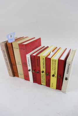 plusieurs livres sont empilés sur une surface blanche