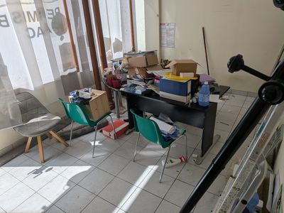 une image d'une pièce avec beaucoup de désordre sur le sol