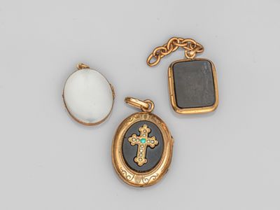 trois bijoux, dont un pendentif, une croix et un pendentif