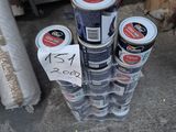 plusieurs pots de peinture sont empilés les uns sur les autres