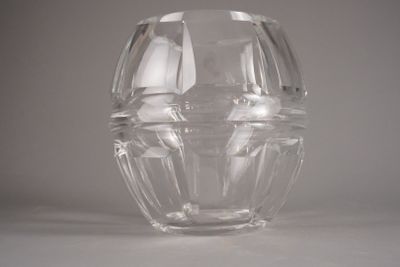 un vase en verre transparent posé sur une surface blanche