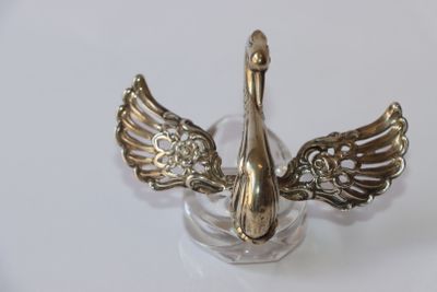 un oiseau argenté perché sur un verre