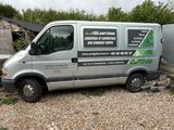 une camionnette garée à côté d'un immeuble