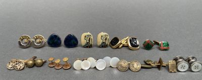many different types of buttons and buttons on the table