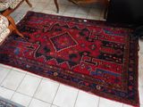 un tapis sur le sol d'un salon