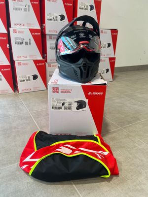 un casque posé sur une boîte à côté d'un sac