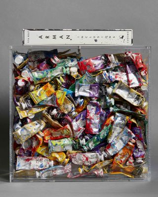 une boîte transparente remplie d'un assortiment de bonbons et de barres chocolatées