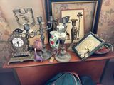 une table sur laquelle sont posés tout un tas d'objets anciens