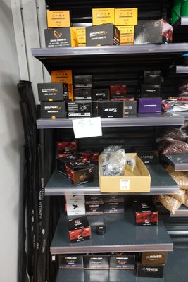 beaucoup d'articles sur les étagères du magasin