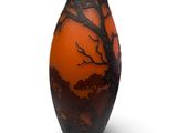 un vase orné d'un arbre sur fond blanc