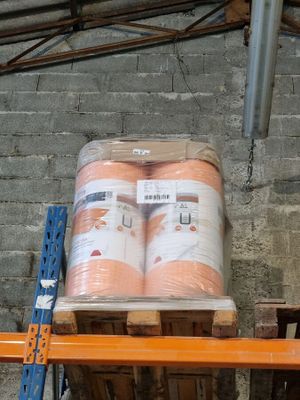une grande pile de rouleaux de papier toilette orange posée sur une palette