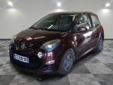 une photo d'une voiture de couleur bordeaux garée dans un garage