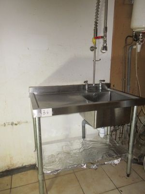 une photo d'une cuisine avec un évier et un robinet