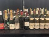 des bouteilles de vin sont alignées sur une table dans une pièce