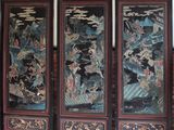 un paravent à quatre panneaux orné d'une peinture orientale, dans une pièce