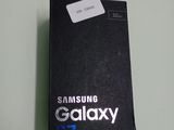 une boîte noire de Samsung Galaxy S7 posée sur une table
