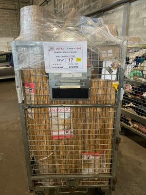 un caddie sur lequel est accrochée une pancarte, dans un magasin