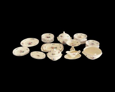 de nombreux types de plats et de tasses en porcelaine sur la table