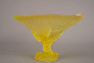 DAUM FRANCE. Coupe sur pied modèle "Mimosas" en pâte de verr…