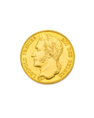 gros plan d'une pièce d'or sur fond blanc