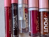 tout un tas de gloss posés sur la table