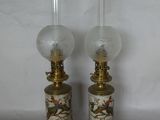 paire de lampes anciennes en laiton et en verre, ornées d'oiseaux et de fleurs