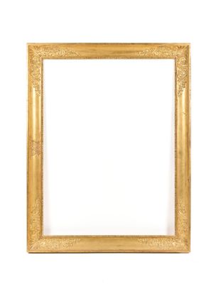 un cadre photo doré sur un mur blanc avec un fond blanc