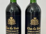 deux bouteilles de vin posées l'une à côté de l'autre sur une surface blanche