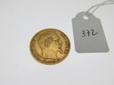 gros plan d'une pièce d'or portant une étiquette de prix