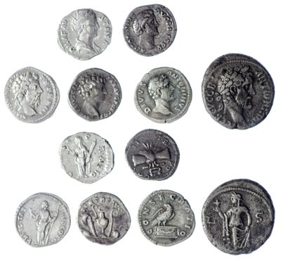 une image représentant une collection de pièces de monnaie romaines antiques sur fond blanc