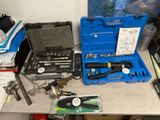 de nombreux outils posés sur une table