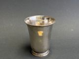 une coupe en argent posée sur une table