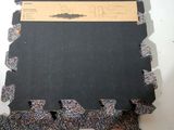 une pièce de puzzle noire posée sur une table