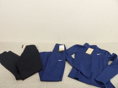 un survêtement Nike bleu et un legging Nike noir