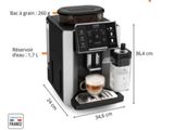 une image d'une machine à café avec une tasse de café à l'intérieur