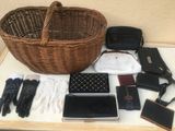 un panier en osier posé sur une table, sur laquelle se trouvent de nombreux objets