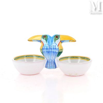deux bols et une figurine d'oiseau posés sur une table