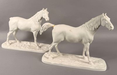 deux figurines de chevaux posées sur une table