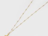 un collier en or avec un pendentif en forme d'étoile de mer au bout d'une chaîne