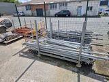 un camion garé devant une clôture