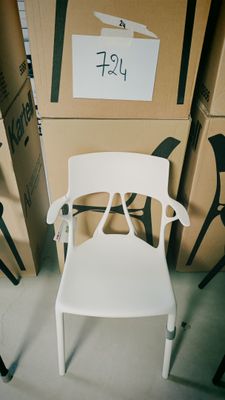 une chaise blanche posée devant une pile de cartons